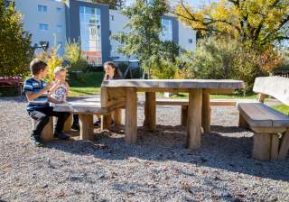 Tisch-Bank-Kombi der Firma Rudolf Spielplatz, Spielplatzbauer, Spielplatzhersteller, Spielplatzgeräte, Schweiz