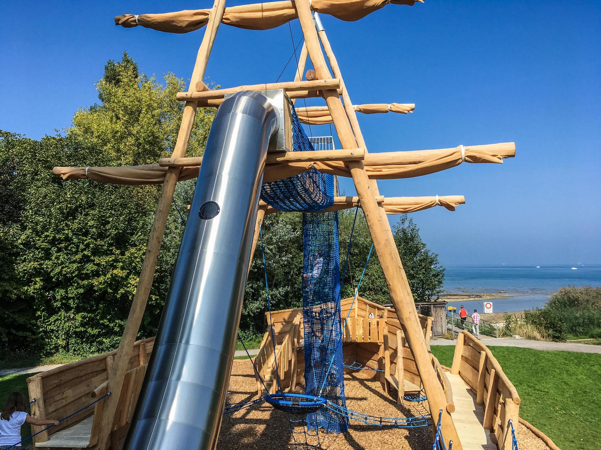 Spielschiff der Firma Rudolf Spielplatz, Spielplatzbauer, Spielplatzhersteller, Spielplatzgeräte, Schweiz