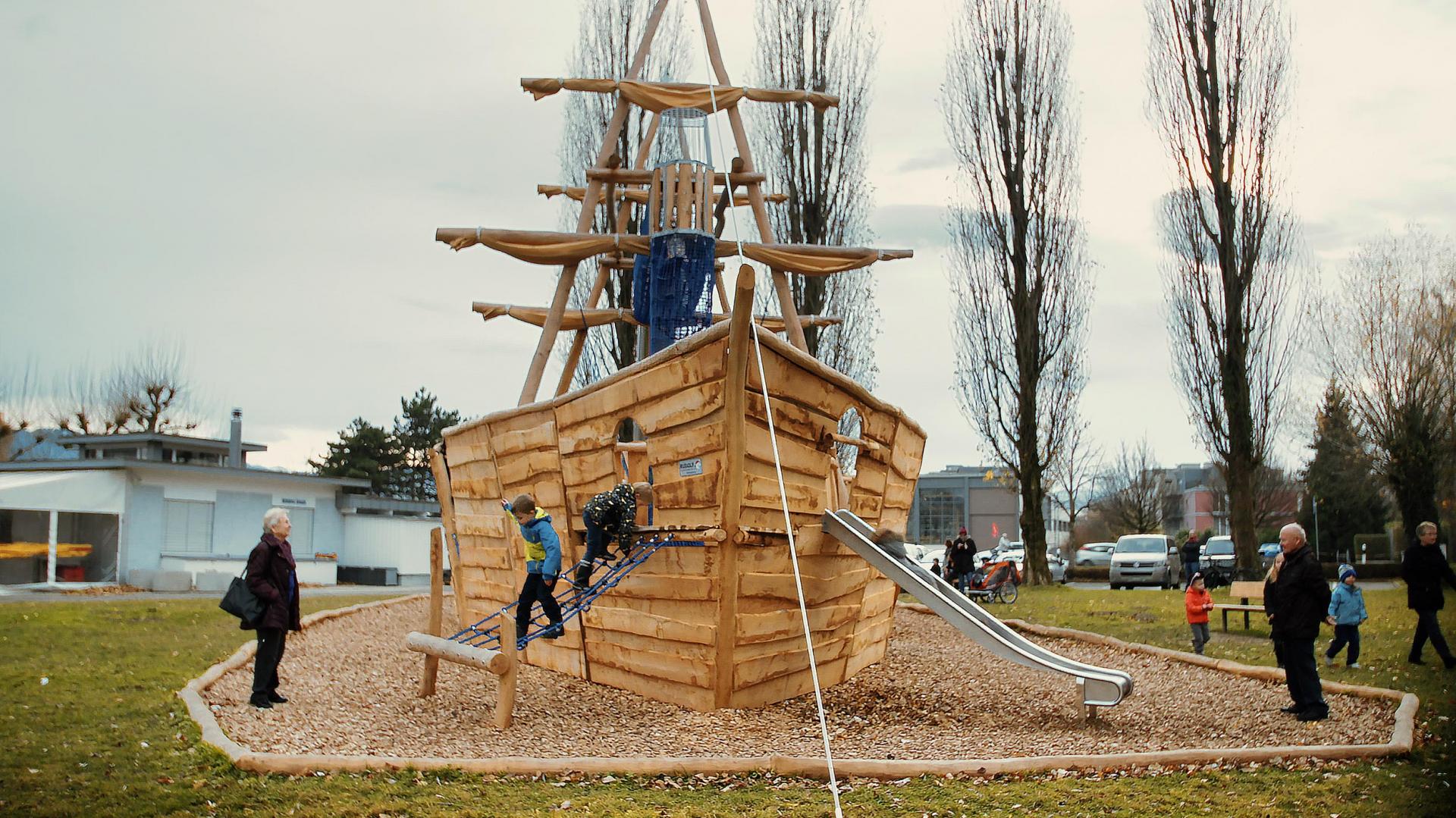 Spielschiff der Firma Rudolf Spielplatz, Spielplatzbauer, Spielplatzhersteller, Spielplatzgeräte, Schweiz