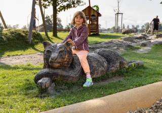 Massivholz-Schnitzerei der Firma Rudolf Spielplatz, Spielplatzbauer, Spielplatzhersteller, Spielplatzgeräte, Schweiz