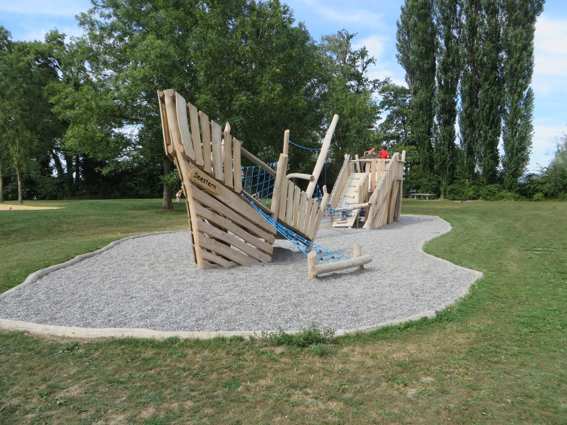 Spielschiff der Firma Rudolf Spielplatz, Spielplatzbauer, Spielplatzhersteller, Spielplatzgeräte, Schweiz