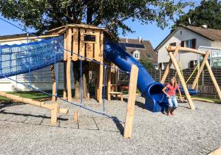Baumhaus der Firma Rudolf Spielplatz, Spielplatzbauer, Spielplatzhersteller, Spielplatzgeräte, Schweiz