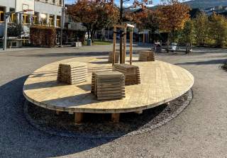 Baumrundbank der Firma Rudolf Spielplatz, Spielplatzbauer, Spielplatzhersteller, Spielplatzgeräte, Schweiz