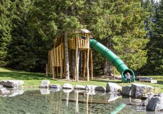 Baumhaus der Firma Rudolf Spielplatz, Spielplatzbauer, Spielplatzhersteller, Spielplatzgeräte, Schweiz