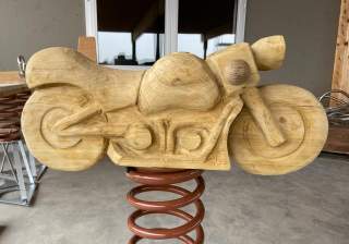 Massivholz-Schnitzerei der Firma Rudolf Spielplatz, Spielplatzbauer, Spielplatzhersteller, Spielplatzgeräte, Schweiz