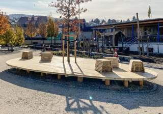 Baumrundbank der Firma Rudolf Spielplatz, Spielplatzbauer, Spielplatzhersteller, Spielplatzgeräte, Schweiz