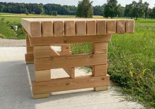 Tisch der Firma Rudolf Spielplatz, Spielplatzbauer, Spielplatzhersteller, Spielplatzgeräte, Schweiz