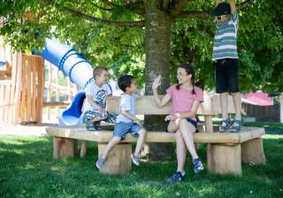 Baumrundbank der Firma Rudolf Spielplatz, Spielplatzbauer, Spielplatzhersteller, Spielplatzgeräte, Schweiz