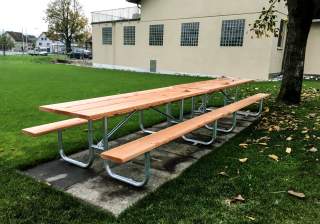 Picknicktisch der Firma Rudolf Spielplatz, Spielplatzbauer, Spielplatzhersteller, Spielplatzgeräte, Schweiz