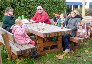 Tisch der Firma Rudolf Spielplatz, Spielplatzbauer, Spielplatzhersteller, Spielplatzgeräte, Schweiz