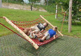 Hängematte der Firma Rudolf Spielplatz, Spielplatzbauer, Spielplatzhersteller, Spielplatzgeräte, Schweiz