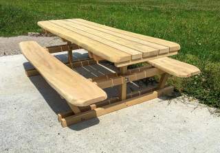 Tisch-Bank-Kombi der Firma Rudolf Spielplatz, Spielplatzbauer, Spielplatzhersteller, Spielplatzgeräte, Schweiz