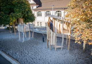 Baumhaus der Firma Rudolf Spielplatz, Spielplatzbauer, Spielplatzhersteller, Spielplatzgeräte, Schweiz