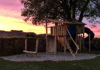 Baumhaus der Firma Rudolf Spielplatz, Spielplatzbauer, Spielplatzhersteller, Spielplatzgeräte, Schweiz
