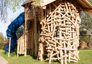 Baumhaus der Firma Rudolf Spielplatz, Spielplatzbauer, Spielplatzhersteller, Spielplatzgeräte, Schweiz