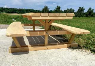 Tisch-Bank-Kombi der Firma Rudolf Spielplatz, Spielplatzbauer, Spielplatzhersteller, Spielplatzgeräte, Schweiz