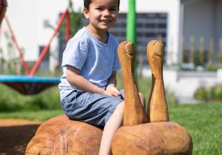 Massivholz-Schnitzerei der Firma Rudolf Spielplatz, Spielplatzbauer, Spielplatzhersteller, Spielplatzgeräte, Schweiz