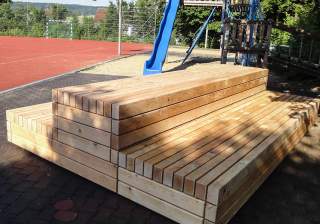 Sitzbank der Firma Rudolf Spielplatz, Spielplatzbauer, Spielplatzhersteller, Spielplatzgeräte, Schweiz