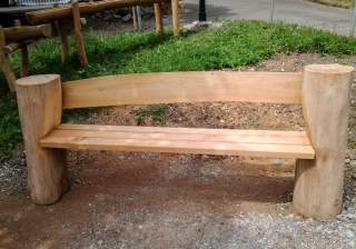 Sitzbank der Firma Rudolf Spielplatz, Spielplatzbauer, Spielplatzhersteller, Spielplatzgeräte, Schweiz