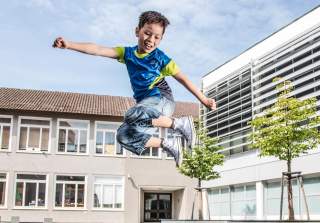 Bodentrampolin der Firma Rudolf Spielplatz, Spielplatzbauer, Spielplatzhersteller, Spielplatzgeräte, Schweiz