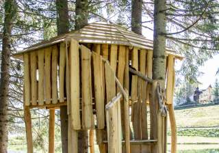 Baumhaus der Firma Rudolf Spielplatz, Spielplatzbauer, Spielplatzhersteller, Spielplatzgeräte, Schweiz