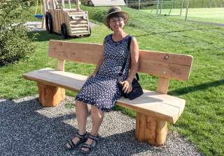 Sitzbank der Firma Rudolf Spielplatz, Spielplatzbauer, Spielplatzhersteller, Spielplatzgeräte, Schweiz