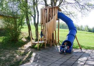 Baumhaus der Firma Rudolf Spielplatz, Spielplatzbauer, Spielplatzhersteller, Spielplatzgeräte, Schweiz