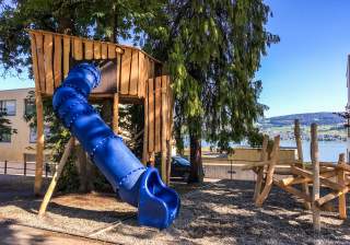 Baumhaus der Firma Rudolf Spielplatz, Spielplatzbauer, Spielplatzhersteller, Spielplatzgeräte, Schweiz
