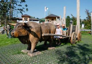 Massivholz-Schnitzerei der Firma Rudolf Spielplatz, Spielplatzbauer, Spielplatzhersteller, Spielplatzgeräte, Schweiz