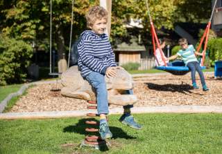 Massivholz-Schnitzerei der Firma Rudolf Spielplatz, Spielplatzbauer, Spielplatzhersteller, Spielplatzgeräte, Schweiz