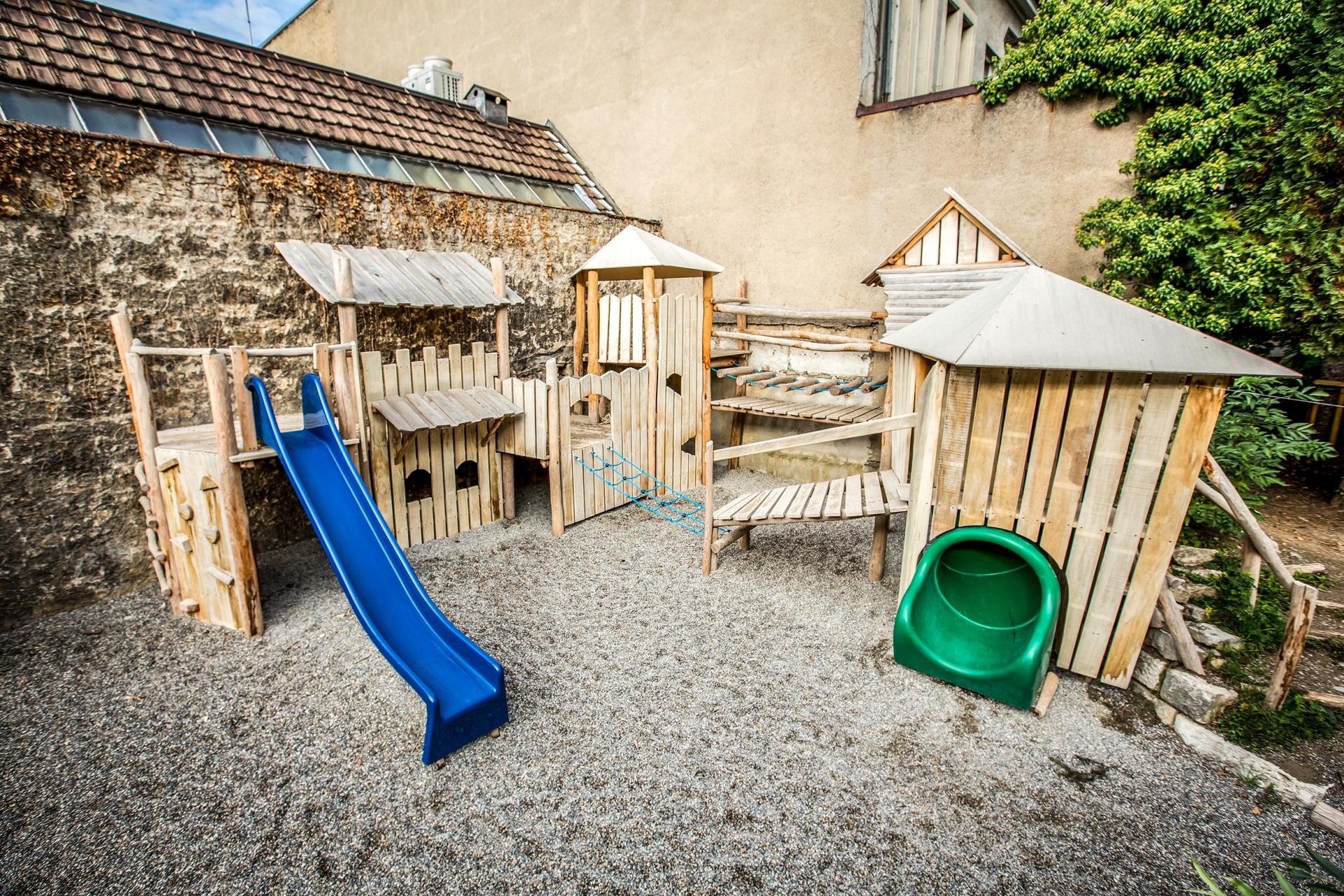 Burg der Firma Rudolf Spielplatz, Spielplatzbauer, Spielplatzhersteller, Spielplatzgeräte, Schweiz