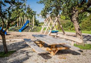 Tisch-Bank-Kombi der Firma Rudolf Spielplatz, Spielplatzbauer, Spielplatzhersteller, Spielplatzgeräte, Schweiz