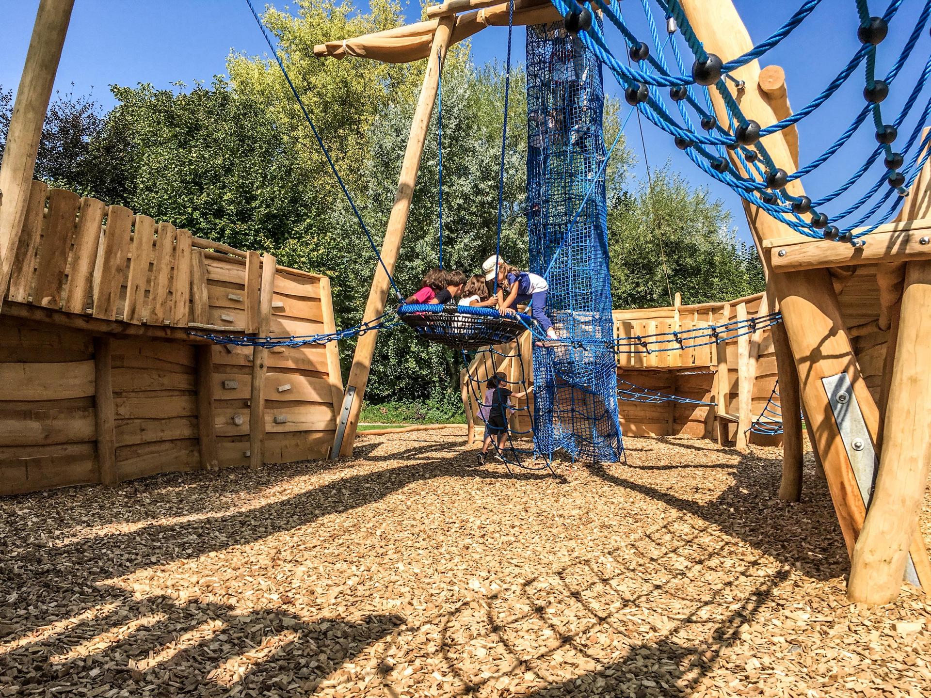 Spielschiff der Firma Rudolf Spielplatz, Spielplatzbauer, Spielplatzhersteller, Spielplatzgeräte, Schweiz