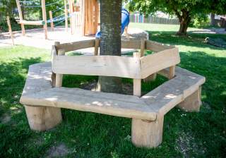 Baumrundbank der Firma Rudolf Spielplatz, Spielplatzbauer, Spielplatzhersteller, Spielplatzgeräte, Schweiz