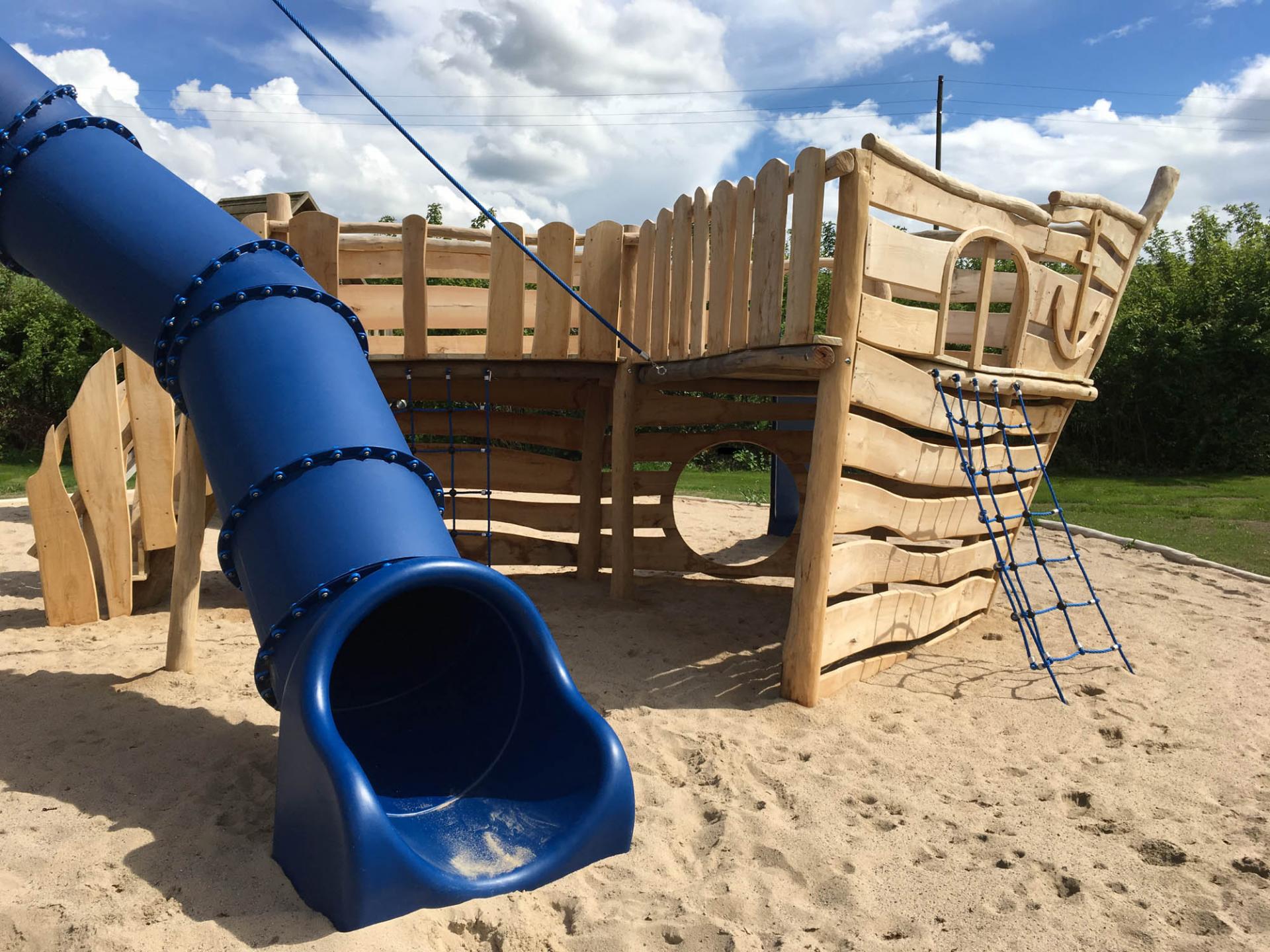 Spielschiff der Firma Rudolf Spielplatz, Spielplatzbauer, Spielplatzhersteller, Spielplatzgeräte, Schweiz