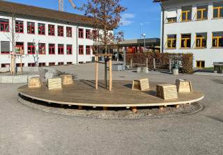 Baumrundbank der Firma Rudolf Spielplatz, Spielplatzbauer, Spielplatzhersteller, Spielplatzgeräte, Schweiz