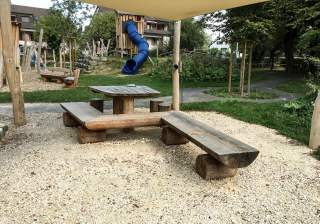 Tisch-Bank-Kombi der Firma Rudolf Spielplatz, Spielplatzbauer, Spielplatzhersteller, Spielplatzgeräte, Schweiz