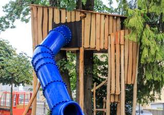 Baumhaus der Firma Rudolf Spielplatz, Spielplatzbauer, Spielplatzhersteller, Spielplatzgeräte, Schweiz