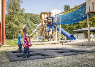 Bodentrampolin der Firma Rudolf Spielplatz, Spielplatzbauer, Spielplatzhersteller, Spielplatzgeräte, Schweiz