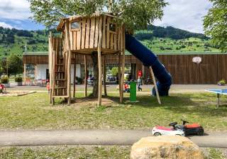 Baumhaus der Firma Rudolf Spielplatz, Spielplatzbauer, Spielplatzhersteller, Spielplatzgeräte, Schweiz