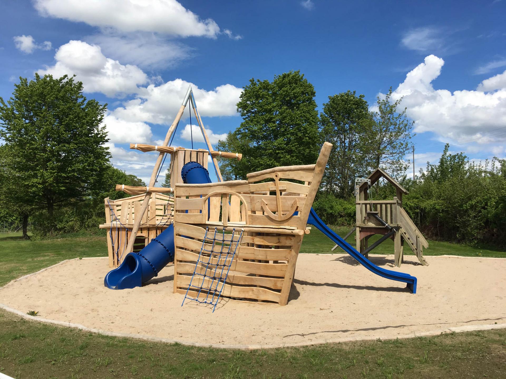 Spielschiff der Firma Rudolf Spielplatz, Spielplatzbauer, Spielplatzhersteller, Spielplatzgeräte, Schweiz