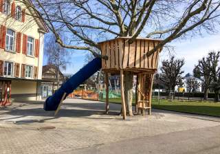 Baumhaus der Firma Rudolf Spielplatz, Spielplatzbauer, Spielplatzhersteller, Spielplatzgeräte, Schweiz