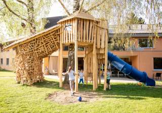 Baumhaus der Firma Rudolf Spielplatz, Spielplatzbauer, Spielplatzhersteller, Spielplatzgeräte, Schweiz