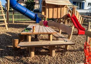 Tisch-Bank-Kombi der Firma Rudolf Spielplatz, Spielplatzbauer, Spielplatzhersteller, Spielplatzgeräte, Schweiz