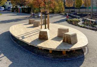 Baumrundbank der Firma Rudolf Spielplatz, Spielplatzbauer, Spielplatzhersteller, Spielplatzgeräte, Schweiz