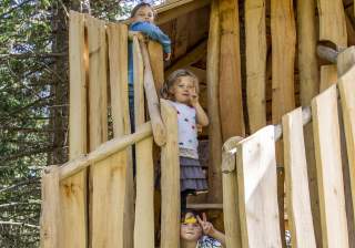 Baumhaus der Firma Rudolf Spielplatz, Spielplatzbauer, Spielplatzhersteller, Spielplatzgeräte, Schweiz