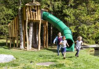 Baumhaus der Firma Rudolf Spielplatz, Spielplatzbauer, Spielplatzhersteller, Spielplatzgeräte, Schweiz