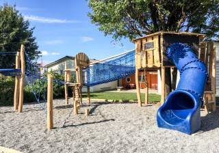 Baumhaus der Firma Rudolf Spielplatz, Spielplatzbauer, Spielplatzhersteller, Spielplatzgeräte, Schweiz