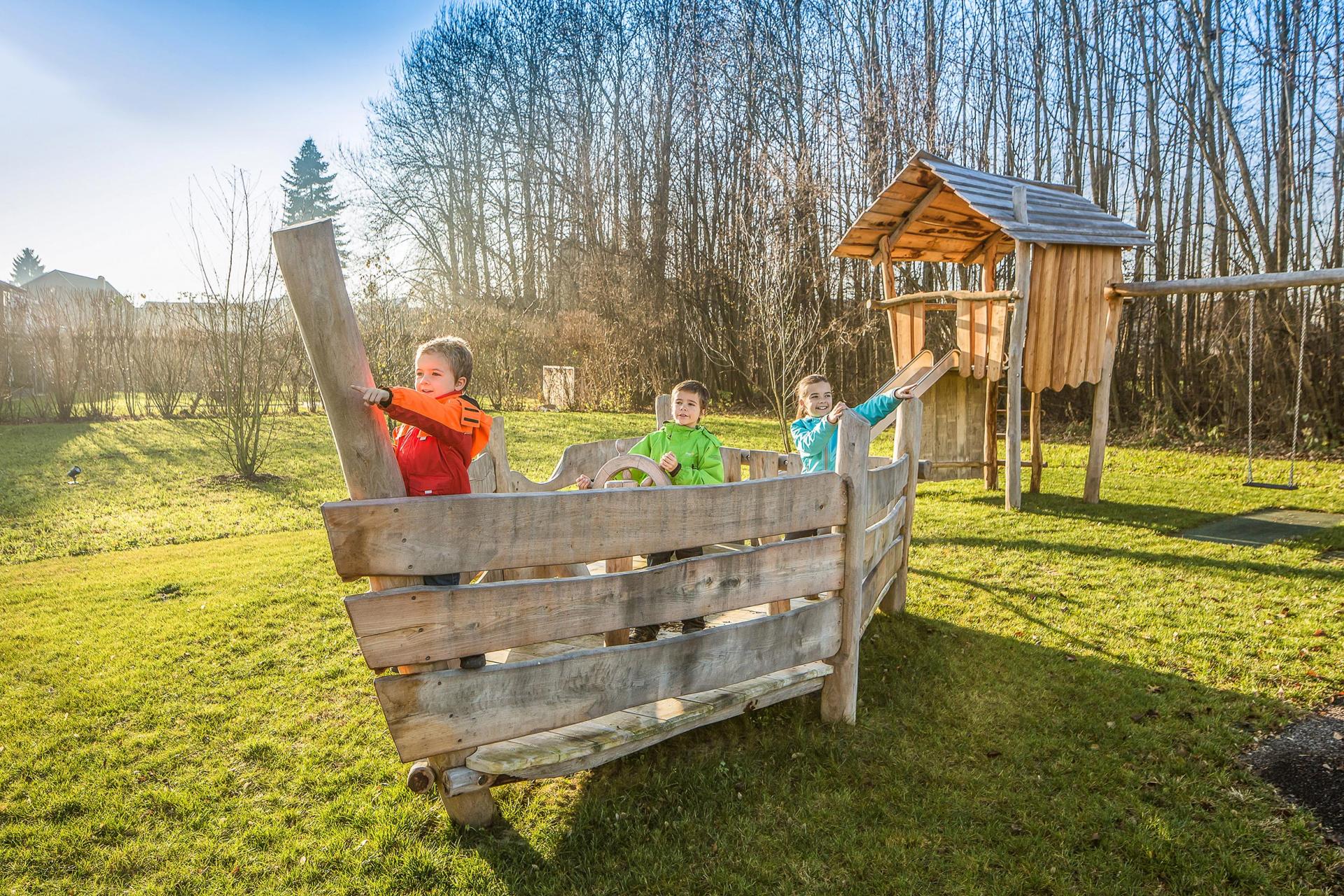 Spielschiff der Firma Rudolf Spielplatz, Spielplatzbauer, Spielplatzhersteller, Spielplatzgeräte, Schweiz