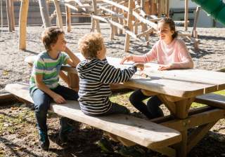 Tisch-Bank-Kombi der Firma Rudolf Spielplatz, Spielplatzbauer, Spielplatzhersteller, Spielplatzgeräte, Schweiz
